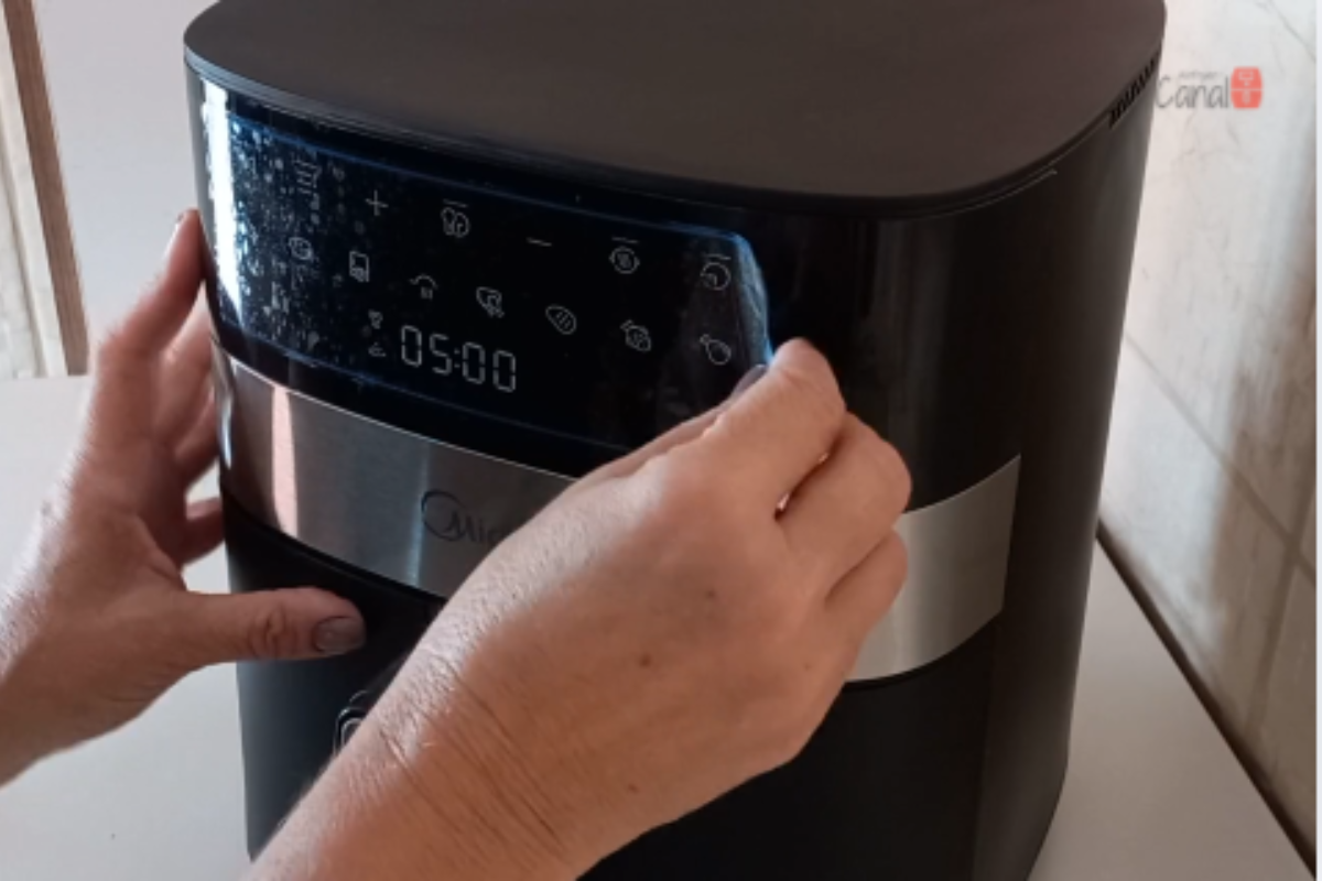 Airfryer sendo retirada adesivo