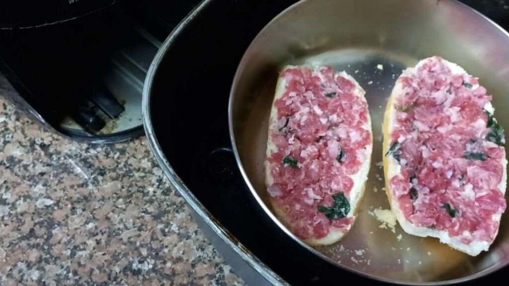Pão recheado com linguiça preparado na airfryer