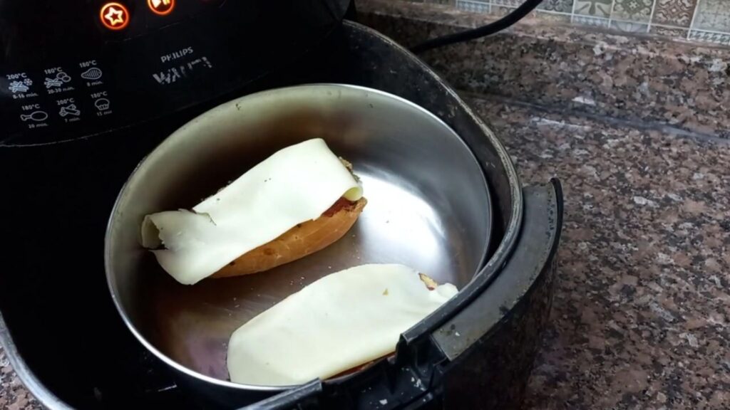 Lanche fácil de pão com linguiça feito na airfryer