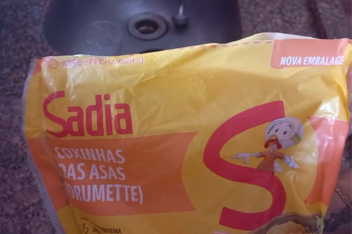 Embalagem de coxinha da asa de frango congelada Sadia antes do preparo