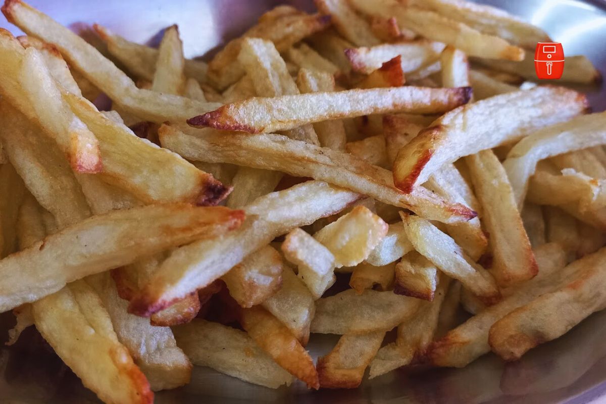 Batata frita feita na airfryer com batata inglesa, dourada por fora e macia por dentro