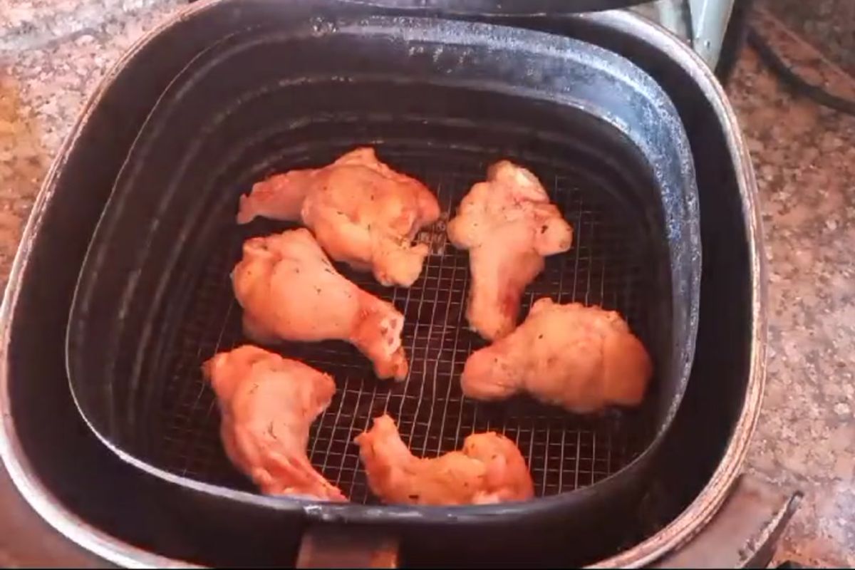 Coxinhas da asa de frango congeladas sendo assadas
