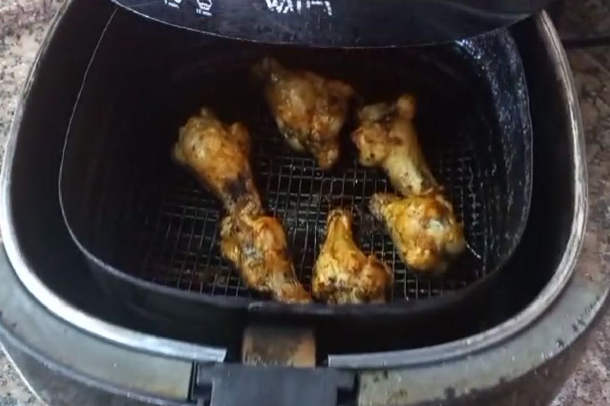 Coxinhas da asa de frango douradas sendo preparadas na airfryer