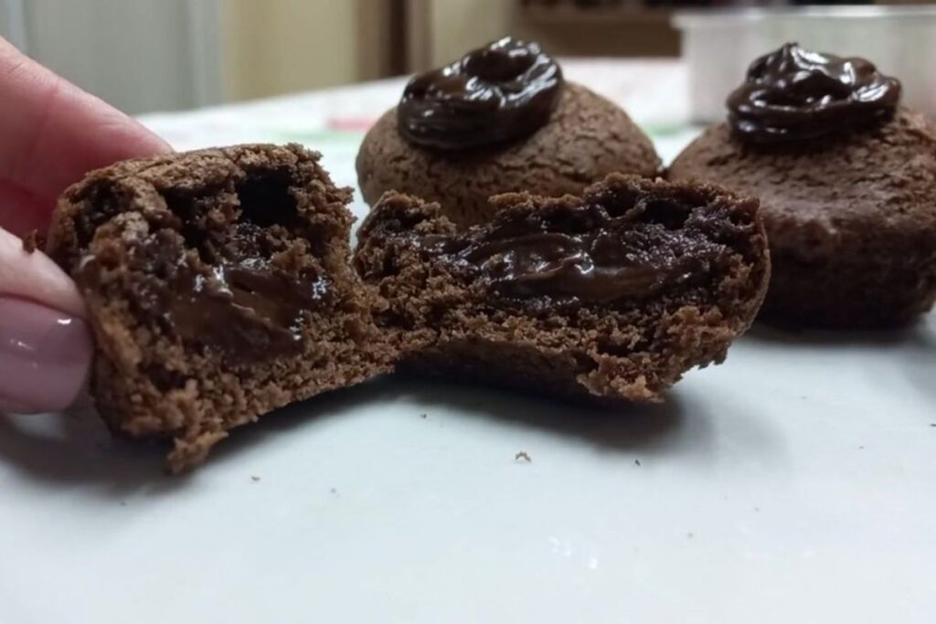 cupcake de chocolate fofinho saindo facilmente da forma de silicone após 8 minutos na airfryer
