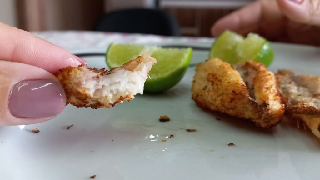 Filé de merluza na airfryer pronto para servir
