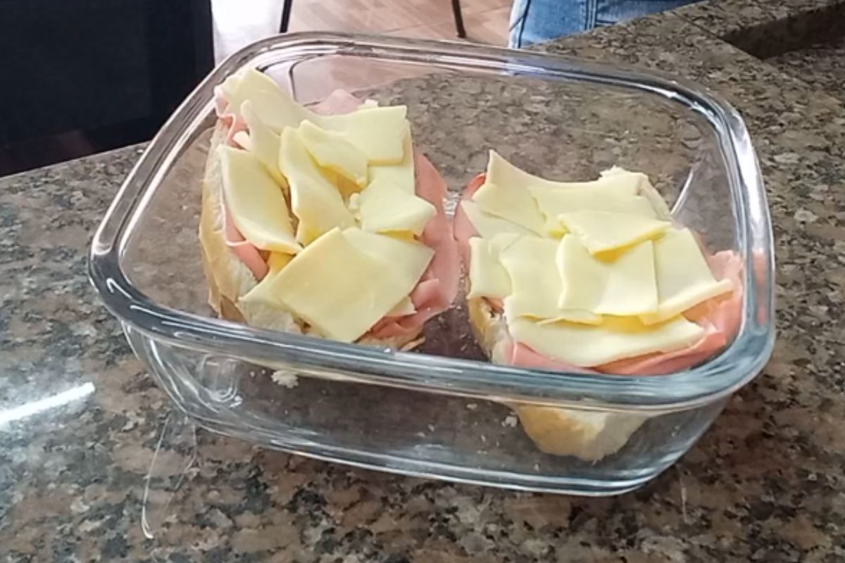 Pão com mortadela e queijo montado em refratário de vidro, pronto para ir à airfryer