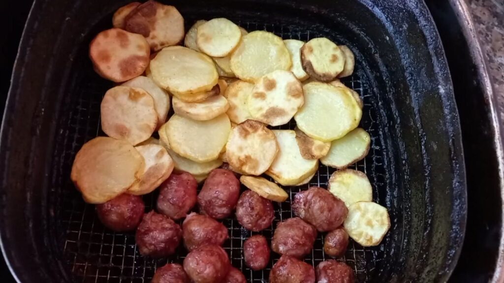 Linguiça com batata douradas e prontas na airfryer