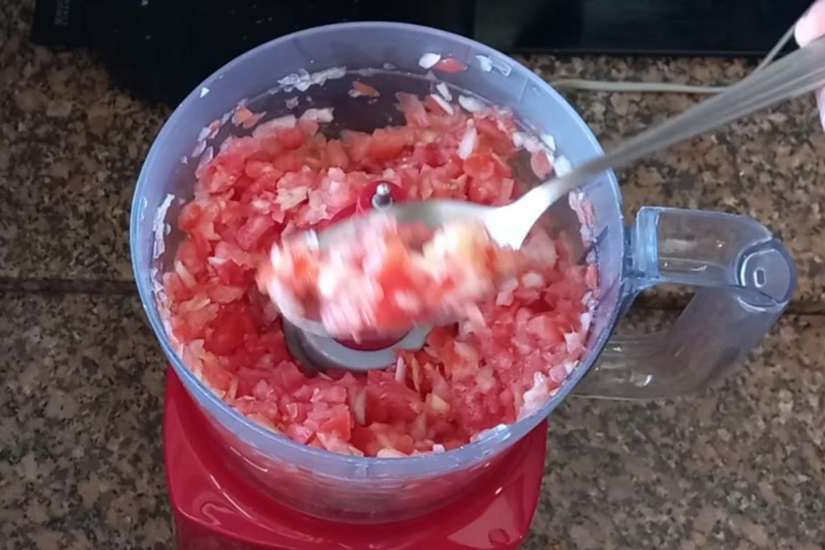 Tomate e cebola processados em triturador, formando a base do molho de tomate para preparo na airfryer