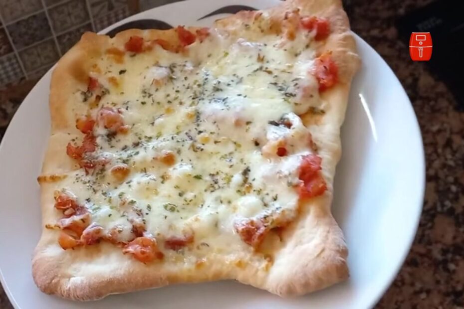 Pizza caseira com molho de tomate preparado na airfryer, coberta com queijo derretido e ervas