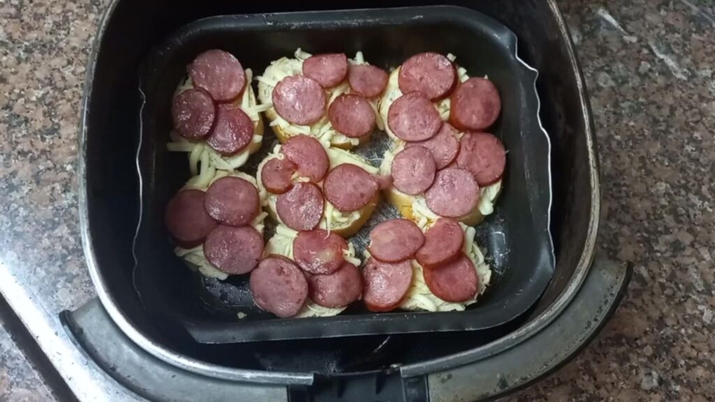 Pão com calabresa montado antes de ir para a airfryer