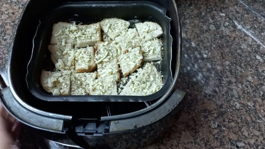 Pão de forma disposto na airfryer antes de torrar