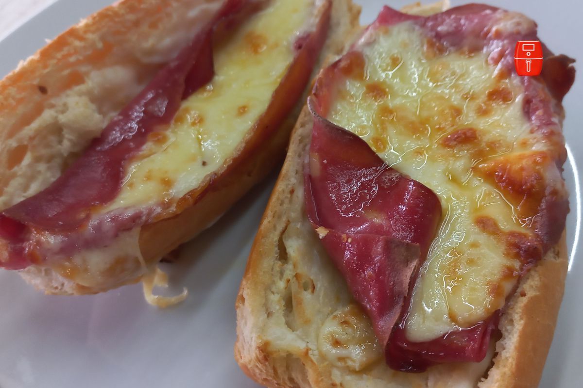 Pão com mortadela e queijo preparado na airfryer, dourado e com queijo derretido