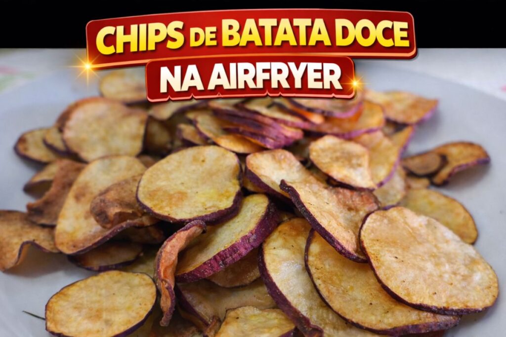 Chips de batata doce dourados e crocantes dentro do cesto da airfryer