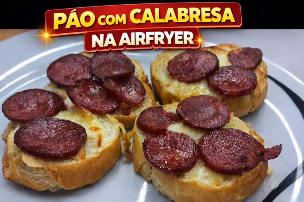 Pão com calabresa na airfryer dourado e crocante, pronto para o lanche