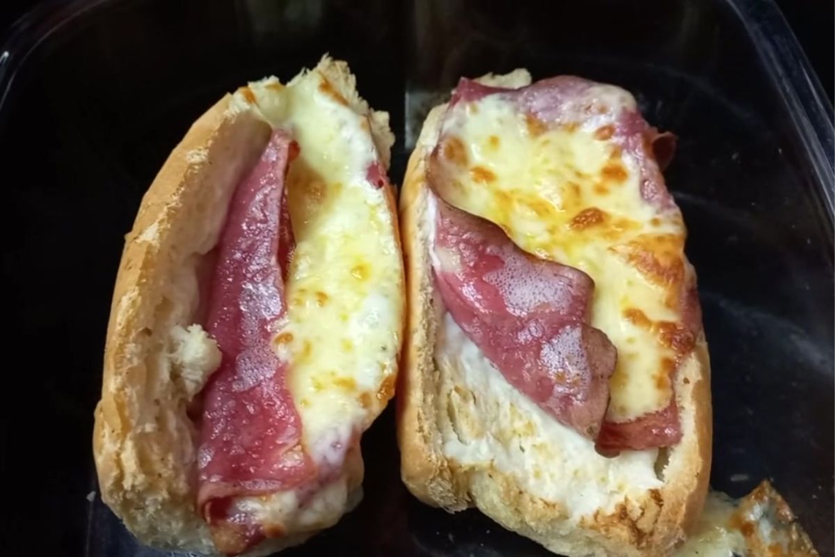 Pão com mortadela e queijo gratinado após preparo na airfryer, servido quente