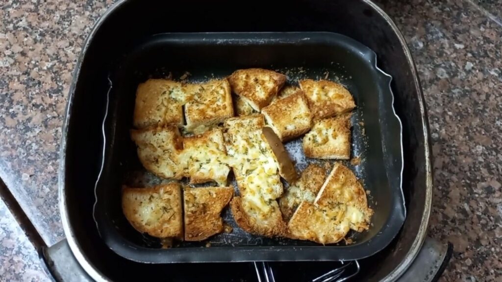 Torrada de pão de forma dourada após preparo na airfryer